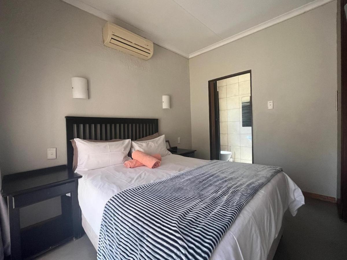 Toro Guest House Рюстенбург Экстерьер фото