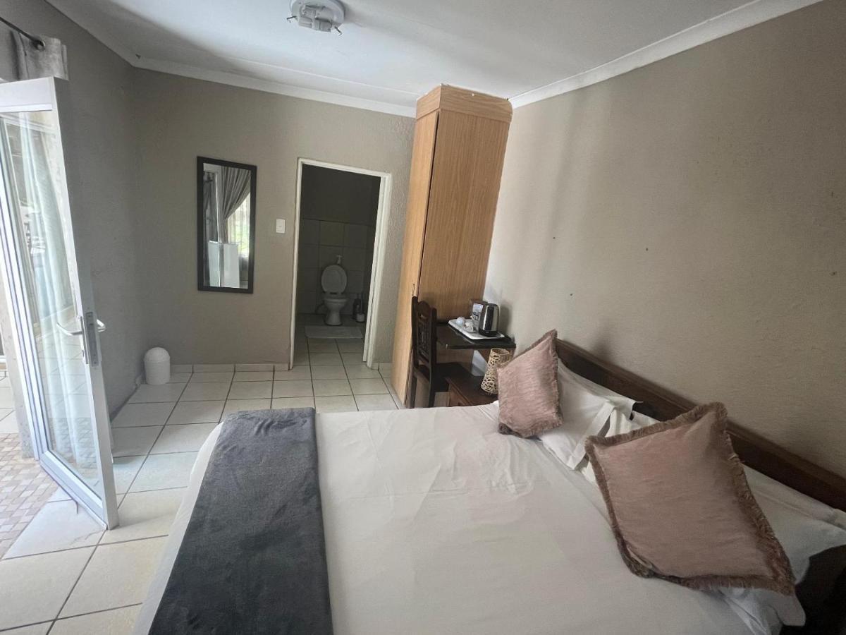 Toro Guest House Рюстенбург Экстерьер фото