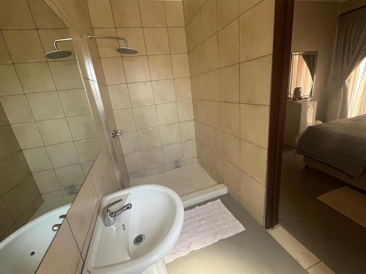 Toro Guest House Рюстенбург Экстерьер фото
