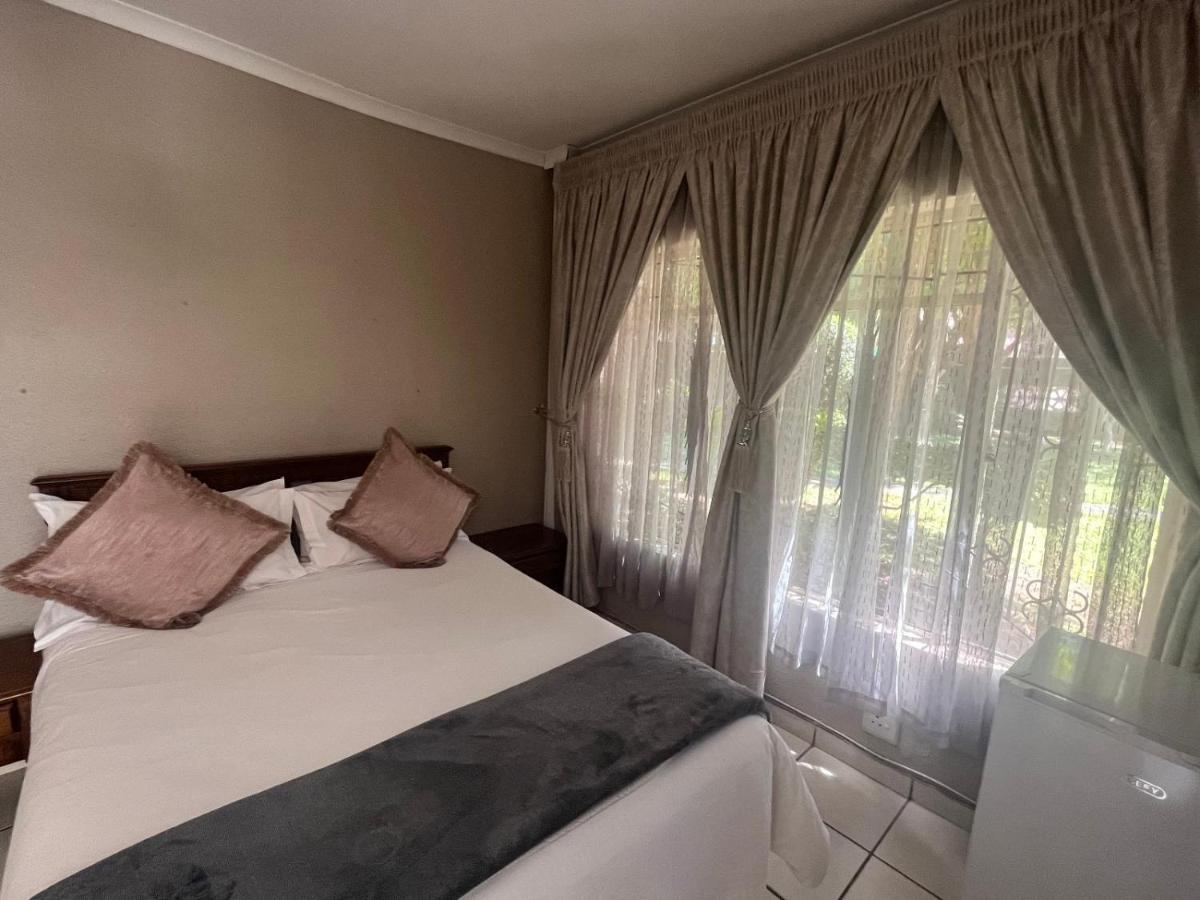 Toro Guest House Рюстенбург Экстерьер фото